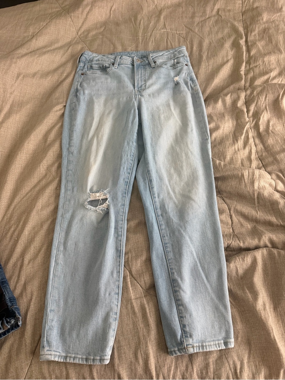 Old Navy Light Blue Straight-Leg Jeans with Distressed Knee